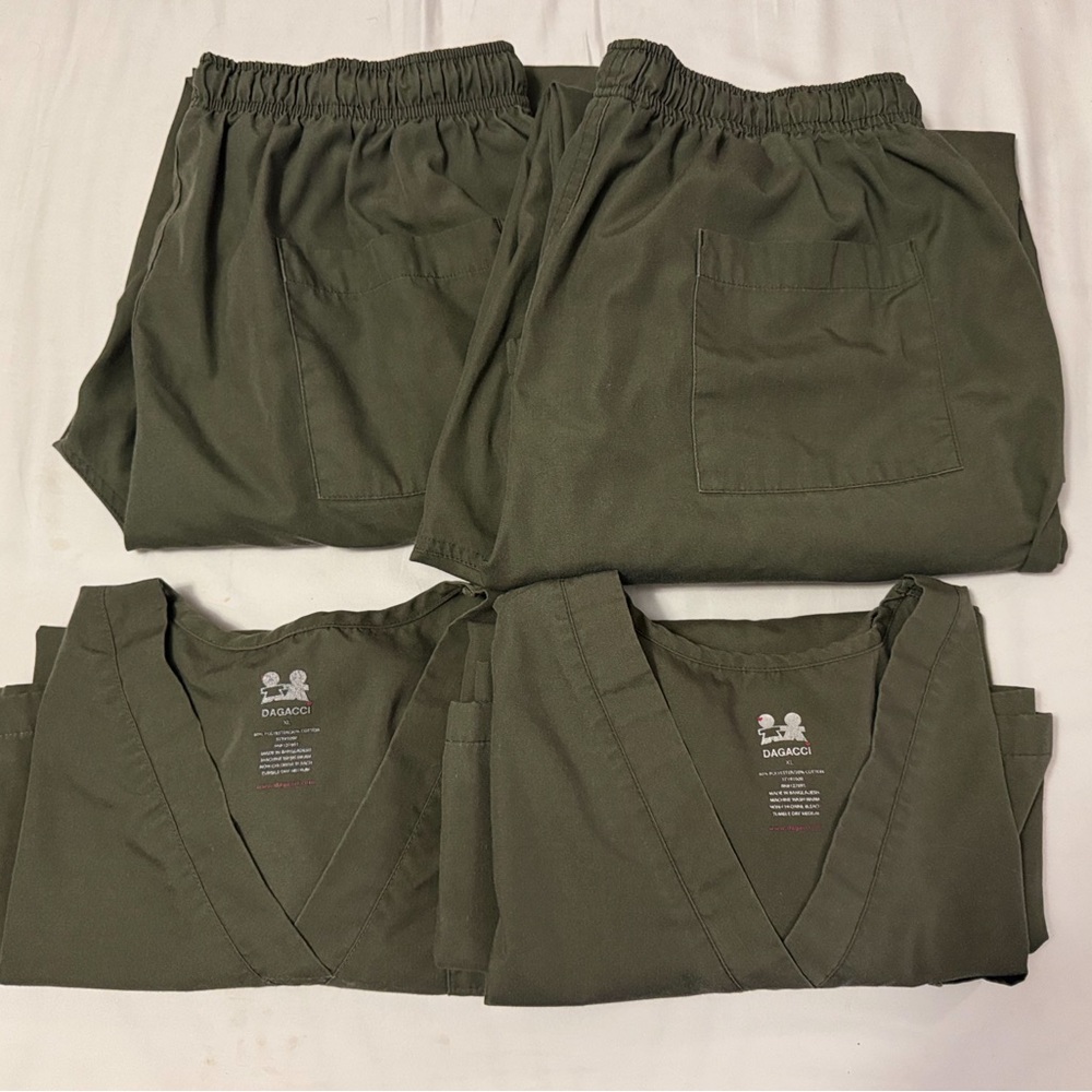 Dagacci Men's Olive Green Scrub Set (2)